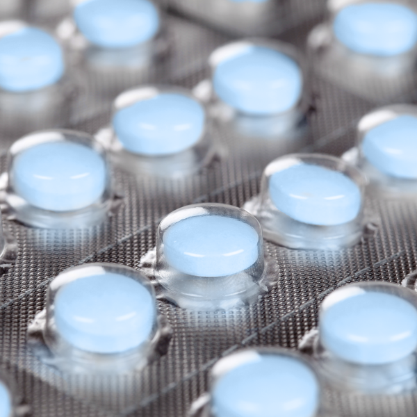 blaue Pillen in einer Blisterpackung blaue Pillen in einer Blisterpackung